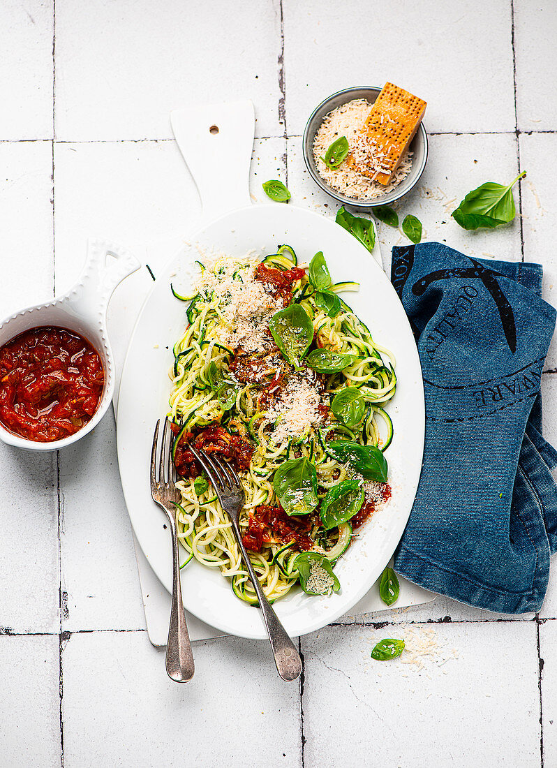 Low Carb Zucchinispaghetti mit frischer Tomatensauce