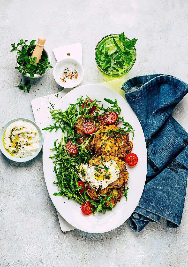 Kartoffel-Zucchini-Rösti mit Quarkcreme und Rucolasalat