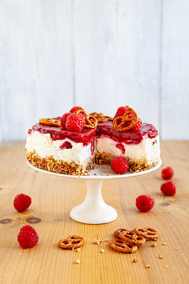 Mini no-bake cheesecake with pretzels and raspberries
