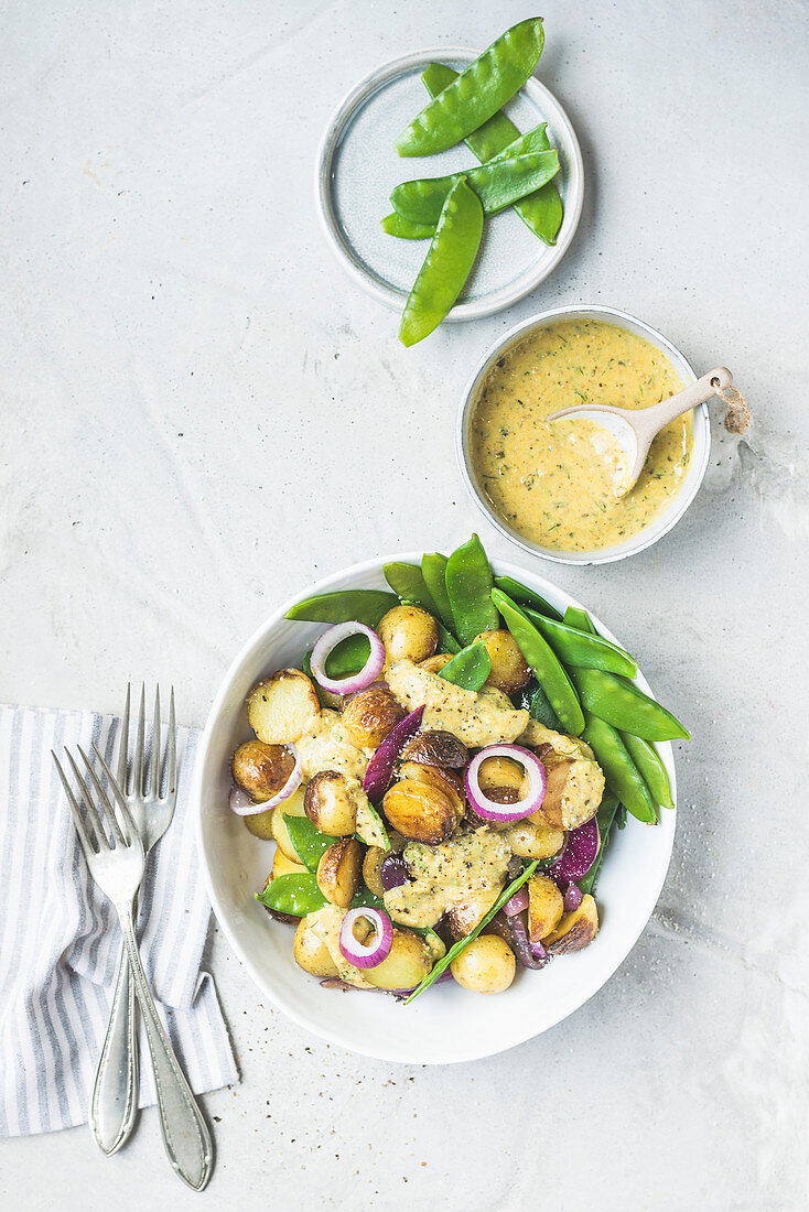 Gegrillter Kartoffelsalat mit Zuckerschoten Knoblauchsenf-Dressing