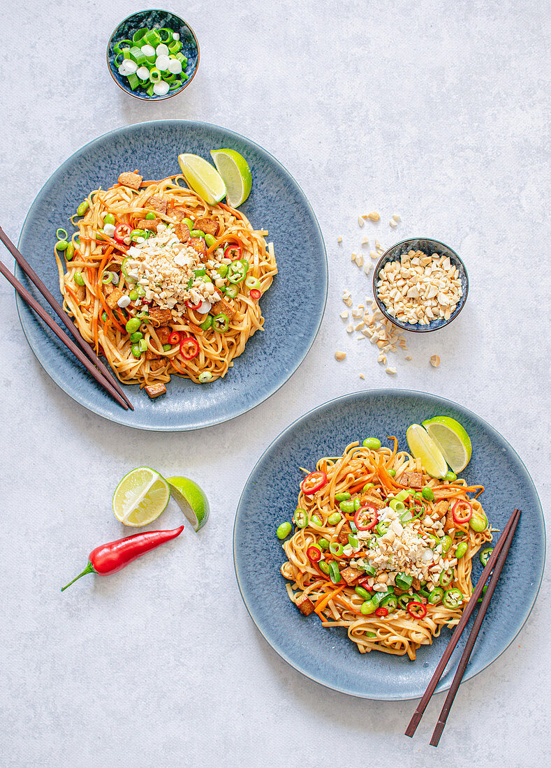 Pad Thai mit Tofu, Karotte und Edamame