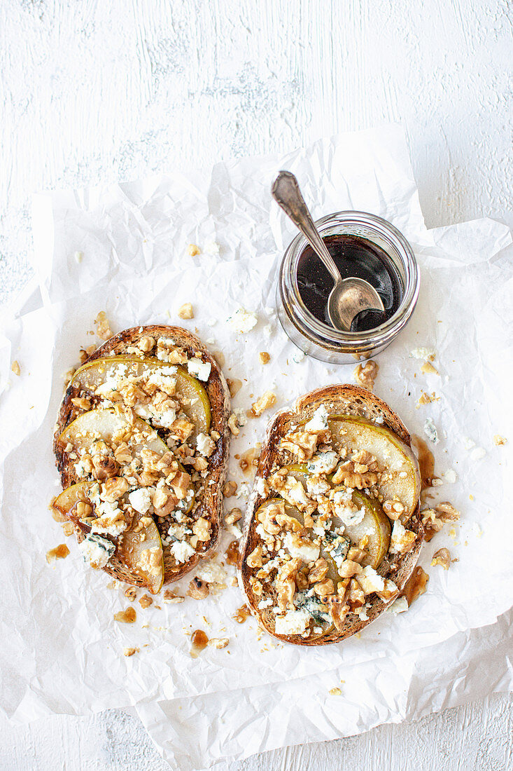 Sandwiches with blue cheese, pears, walnuts and balsamic dressing