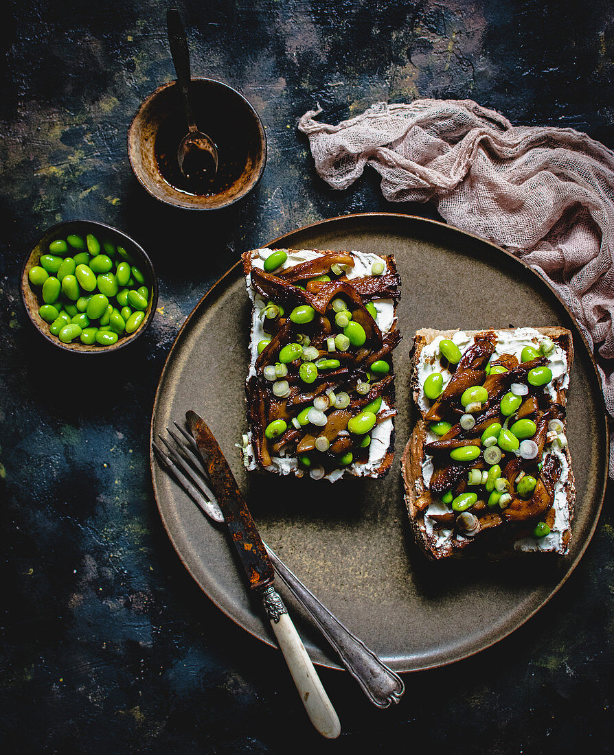 Sandwiches with cream cheese, oyster mushrooms and edamame