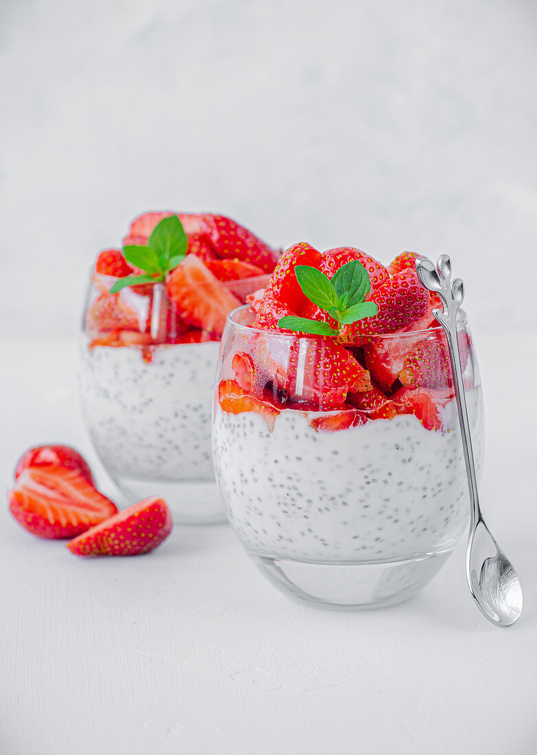 Joghurt mit Chia und Erdbeeren