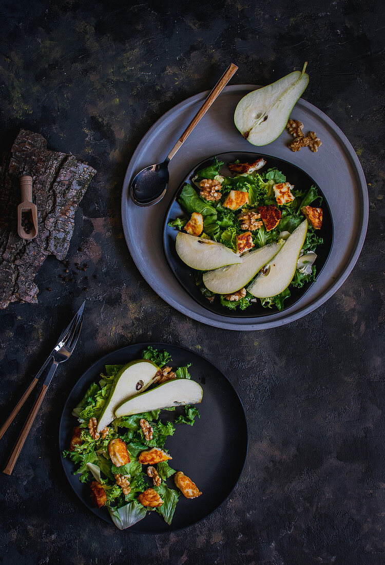 Herbstlicher Blattsalat mit Halloumi und Birnen