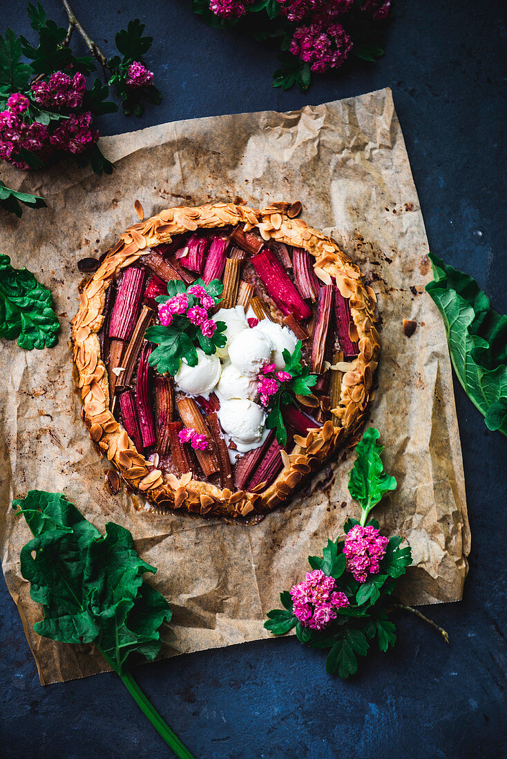 Rhabarber-Mandel-Galette mit Vanilleeis