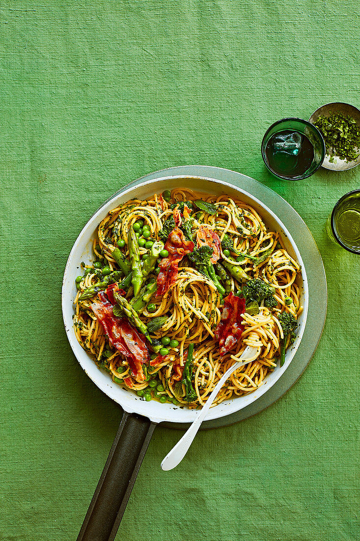 Spaghetti Carbonara mit grünem Frühlingsgemüse