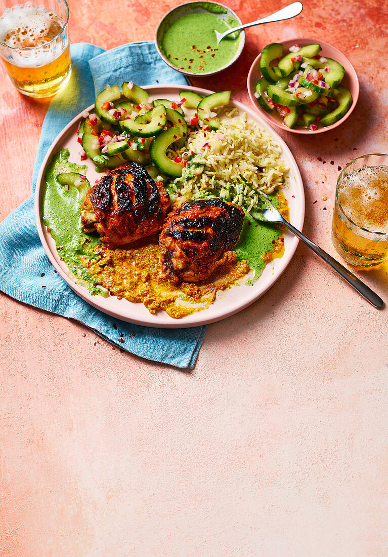 Tandoori-Hühnchen mit Reis und eingelegten Gurke