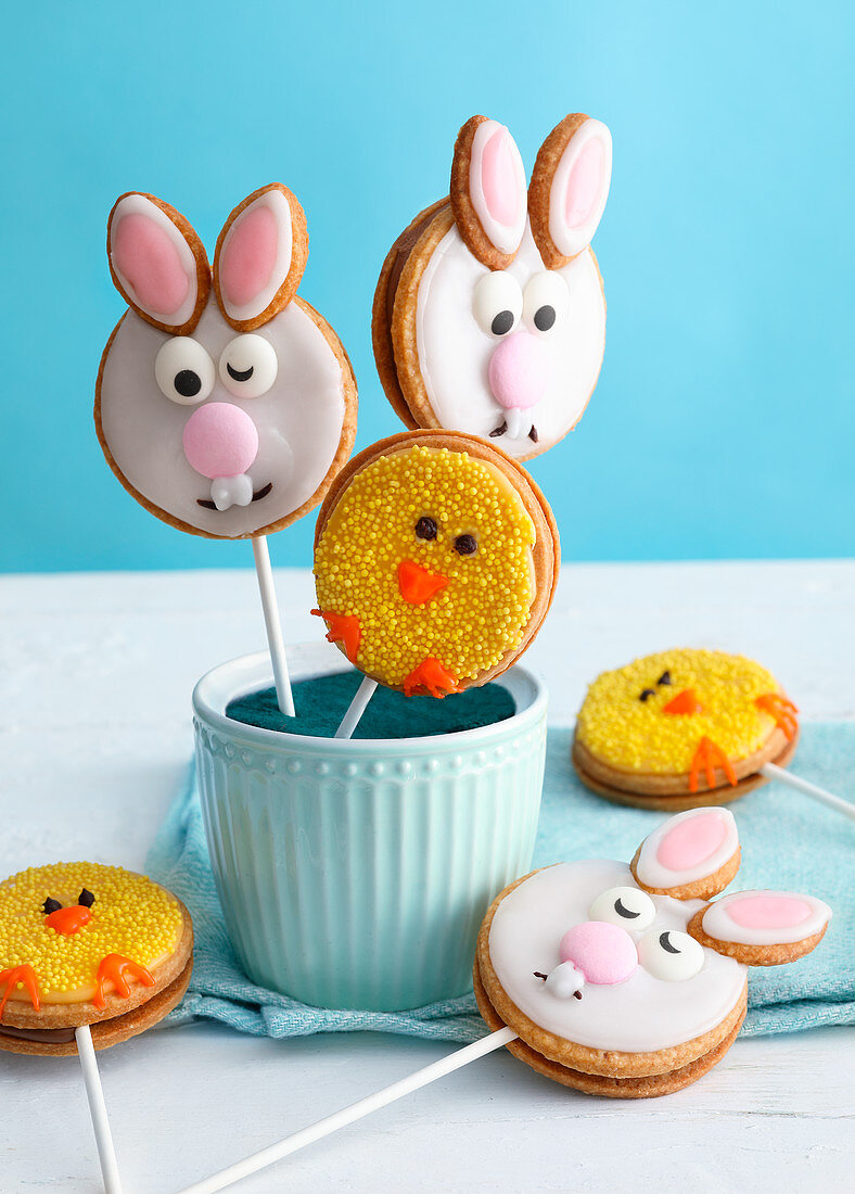 Keks-Lollies zu Ostern mit Hasen. und Kükenmotiv