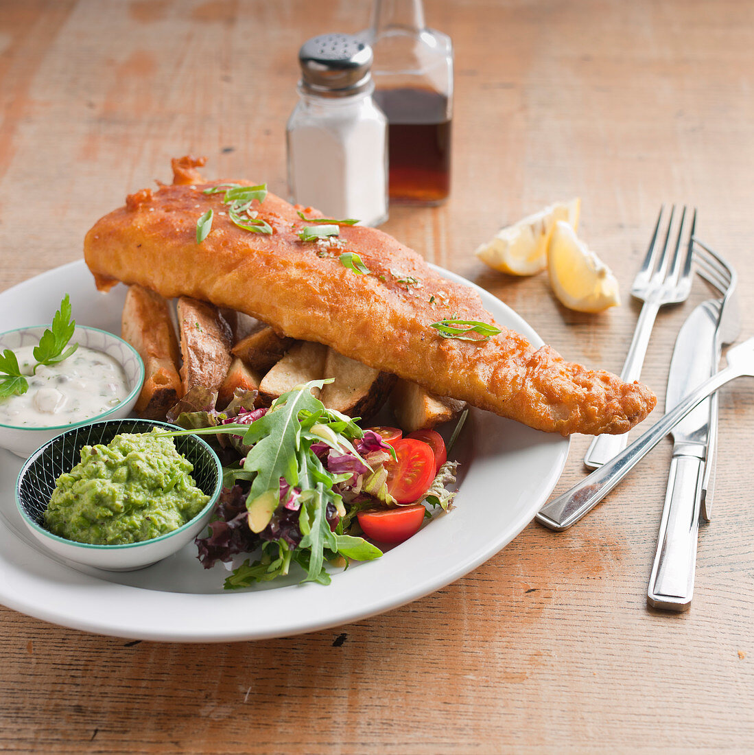 Fish and Chips mit hausgemachten Pommes, Guacamole und Mayonaise