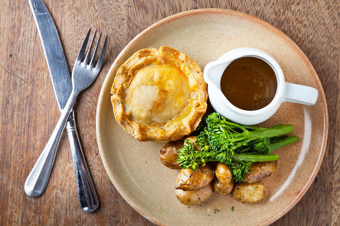 Pie mit Stängelbrokkoli, neuen Kartoffeln und Sauce