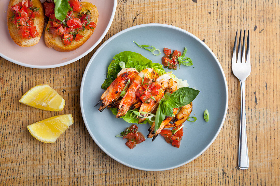 Garnelensalat mit Tomaten-Bruschetta