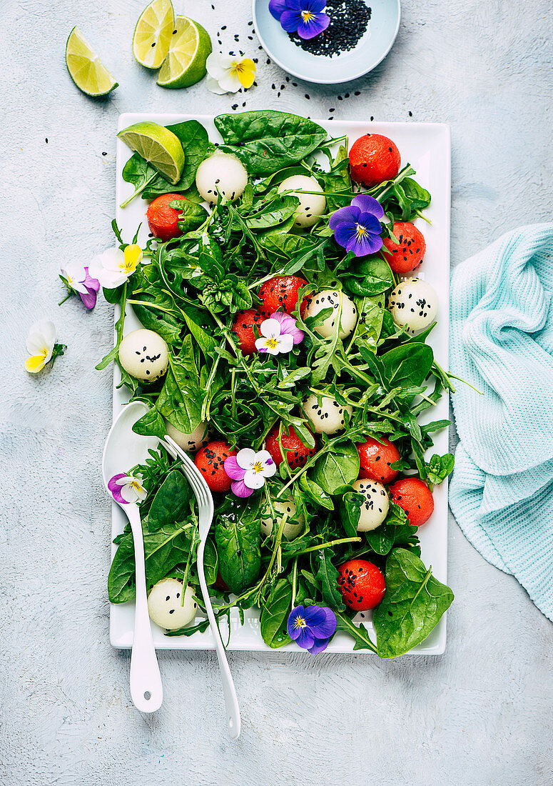 Melonen-Rucola-Salat mit schwarzem Sesam