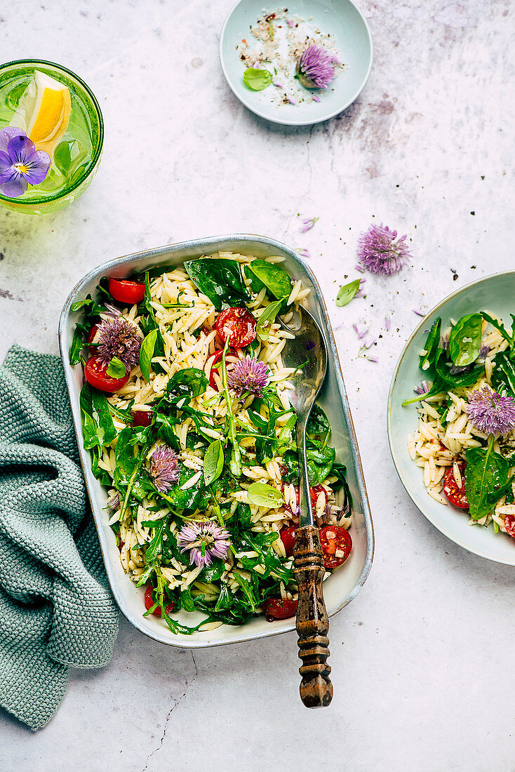 Salat 'To Go' mit Orzo-Nudeln, Rucola und Schnittlauchblüten