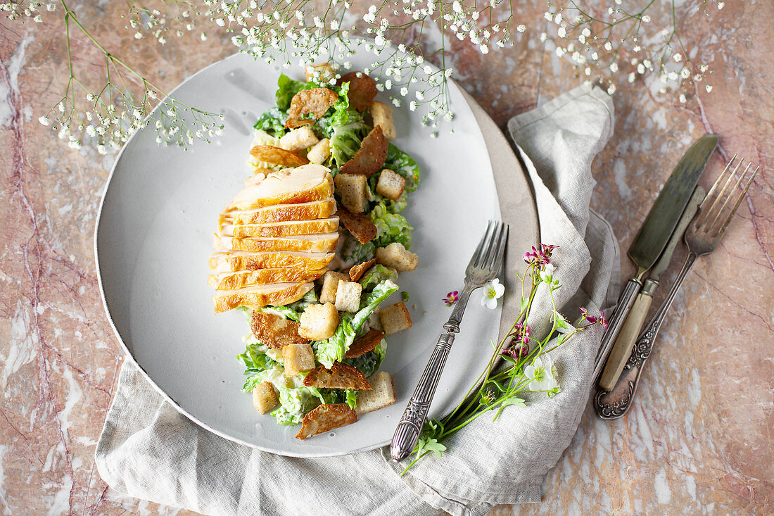 Hähnchenbrust auf Caesar Salad