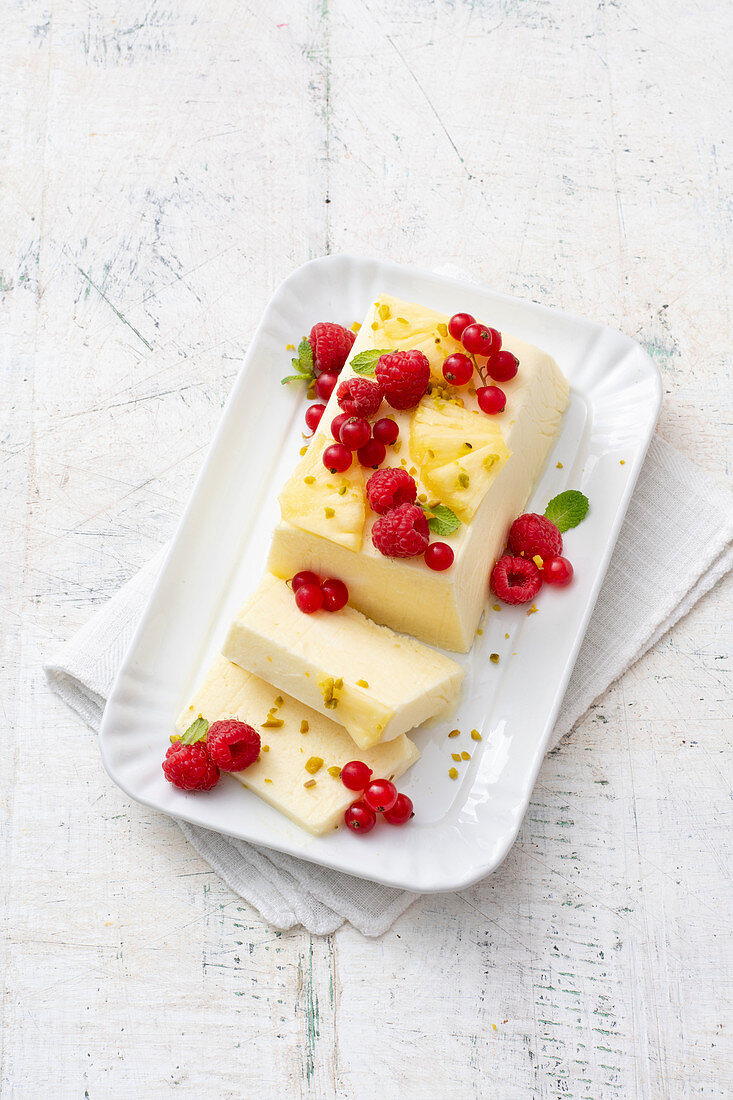 Ananas-Semifreddo mit roten Beeren