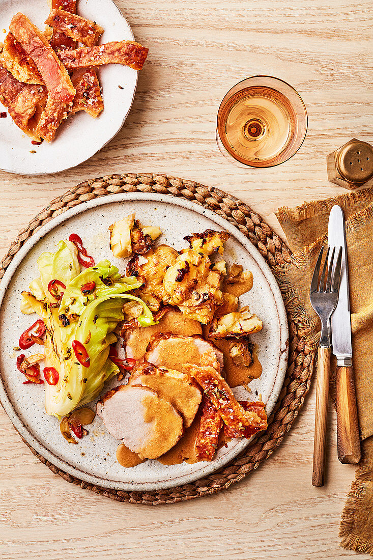 Schweinelende mit Gewürz-Milchkruste dazu Smashed Potatoes und Kohlgemüse