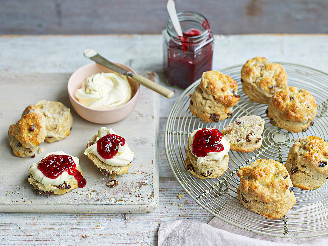 Scones mit Marmelade und Clotted Cream