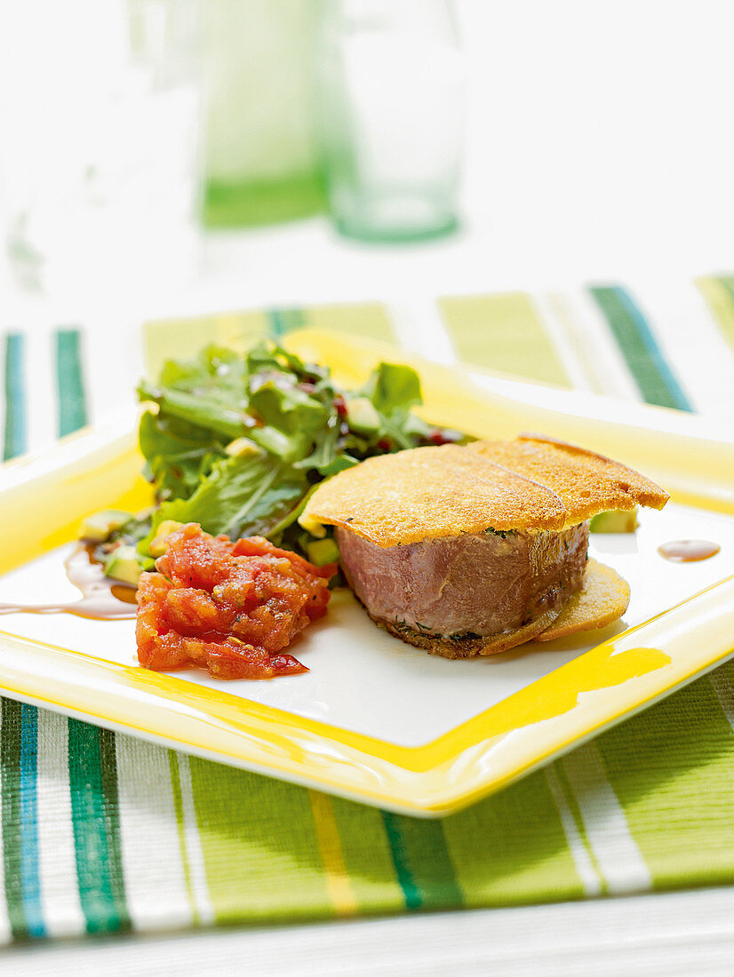 Thunfischsteak mit pfeffrigem Tomatenrelish und Beilagensalat