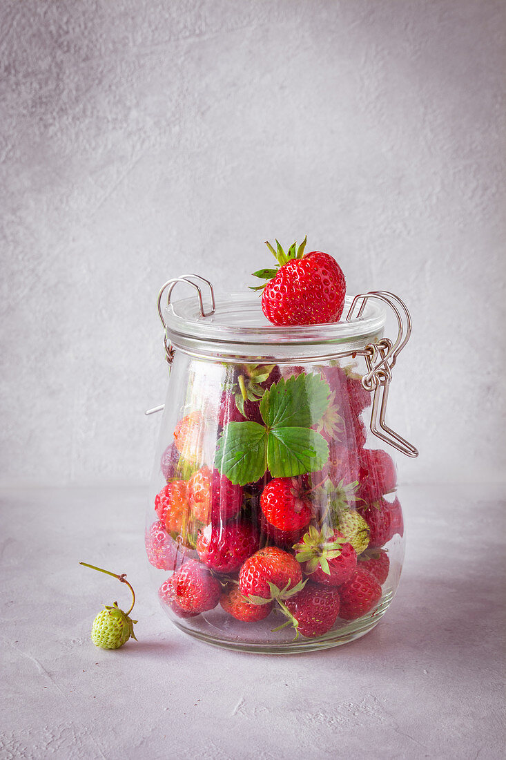 Frische Erdbeeren im Bügelglas