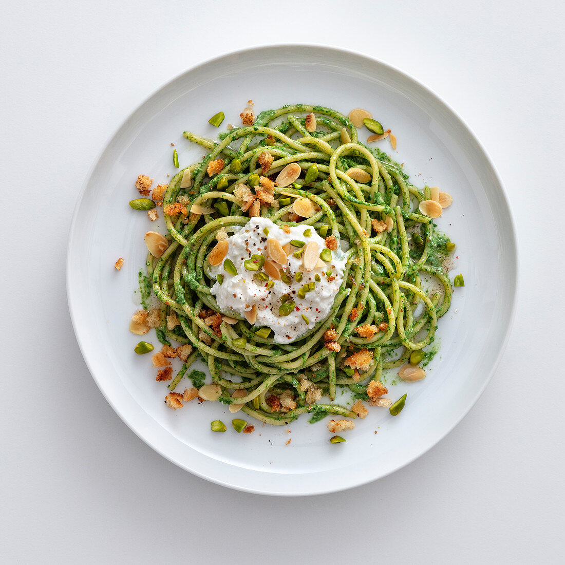 Spaghetti mit Mangoldcreme, Burrata, Mandeln und Pistazien