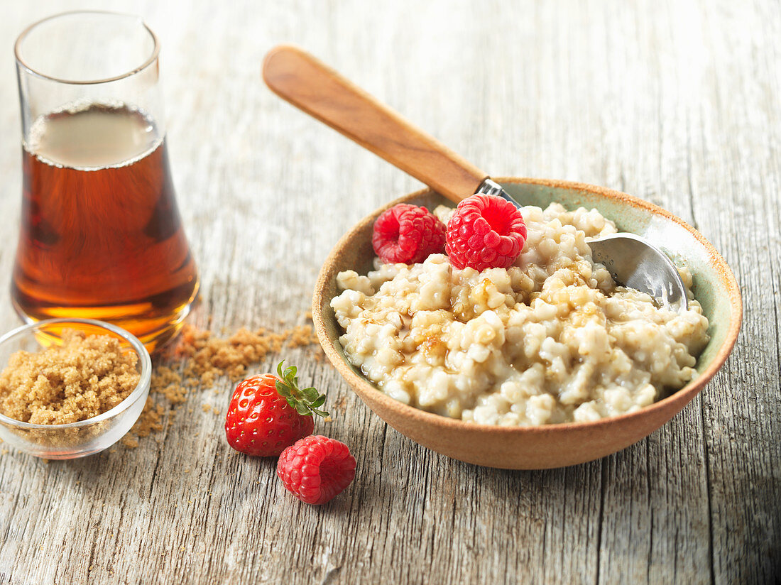 Oatmeal mit frischen Himbeeren im Schälchen