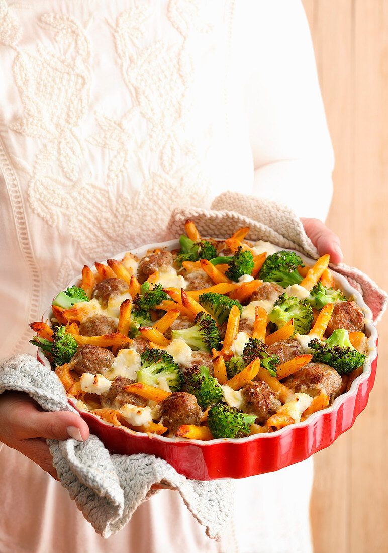 Nudel-Gratin mit Polpette, Brokkoli und Ricotta