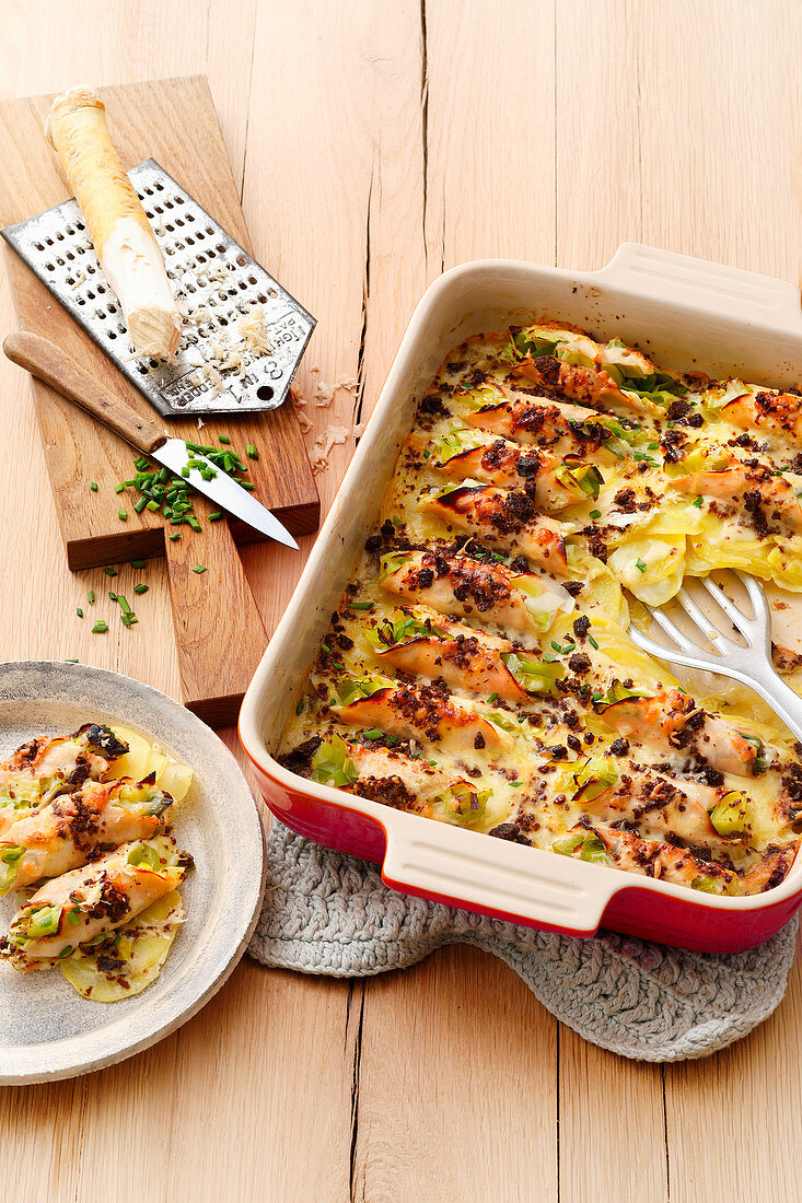 Ham and leek casserole with potatoes and pumpernickel crust