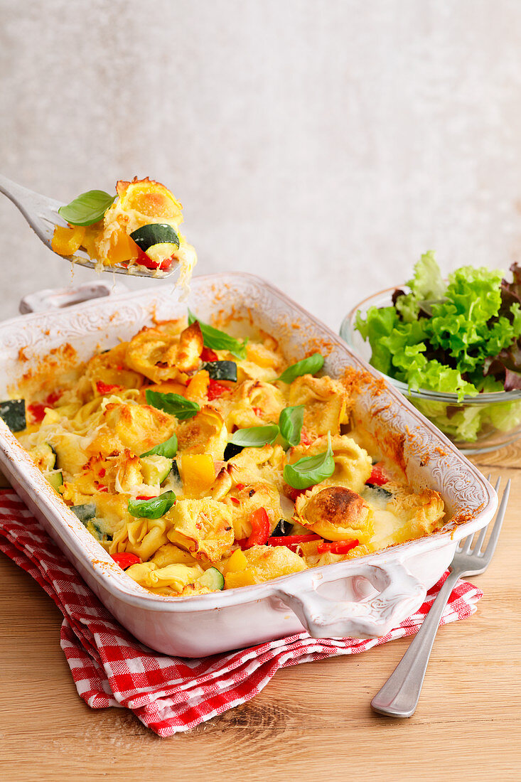 Tortellini-Gratin 'Tricolore' mit Zucchini und Paprika