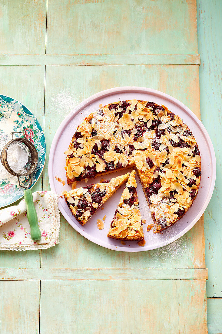 Versunkener Kirschkuchen mit Mandelblättchen