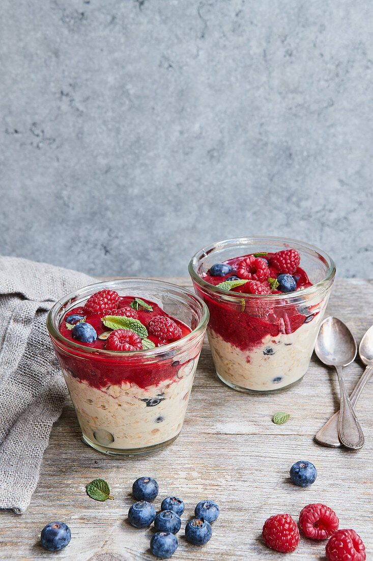 Vegan overnight oats with berries