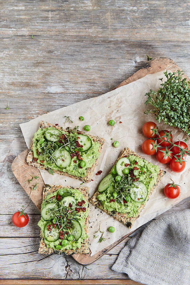 Vegane Gemüsecracker mit Erbsencreme