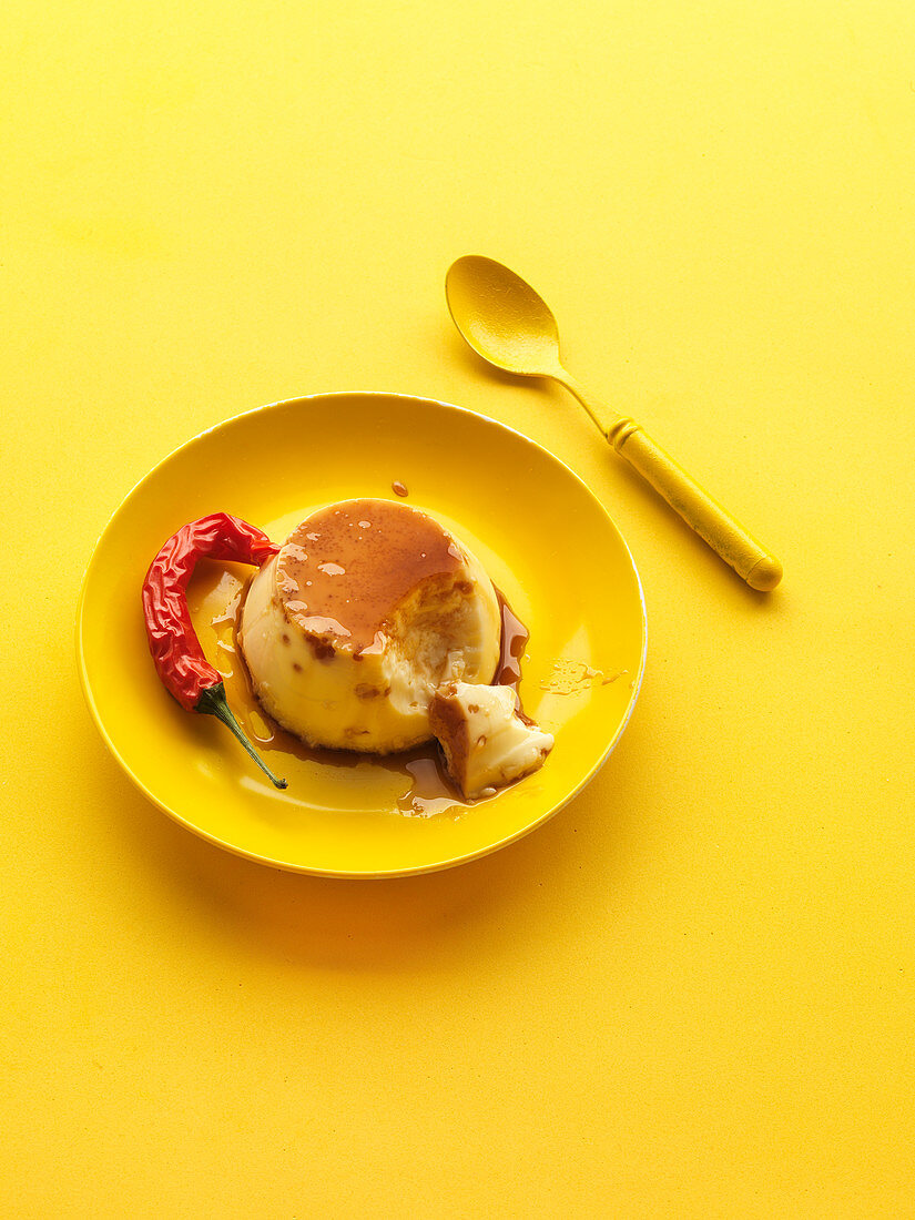 Crème Caramel mit Chili auf gelbem Untergrund