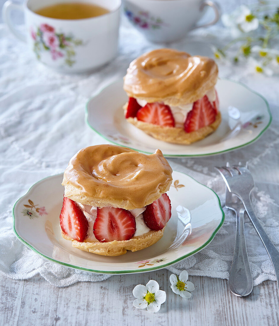 Karamell-Windbeutel mit Erdbeeren