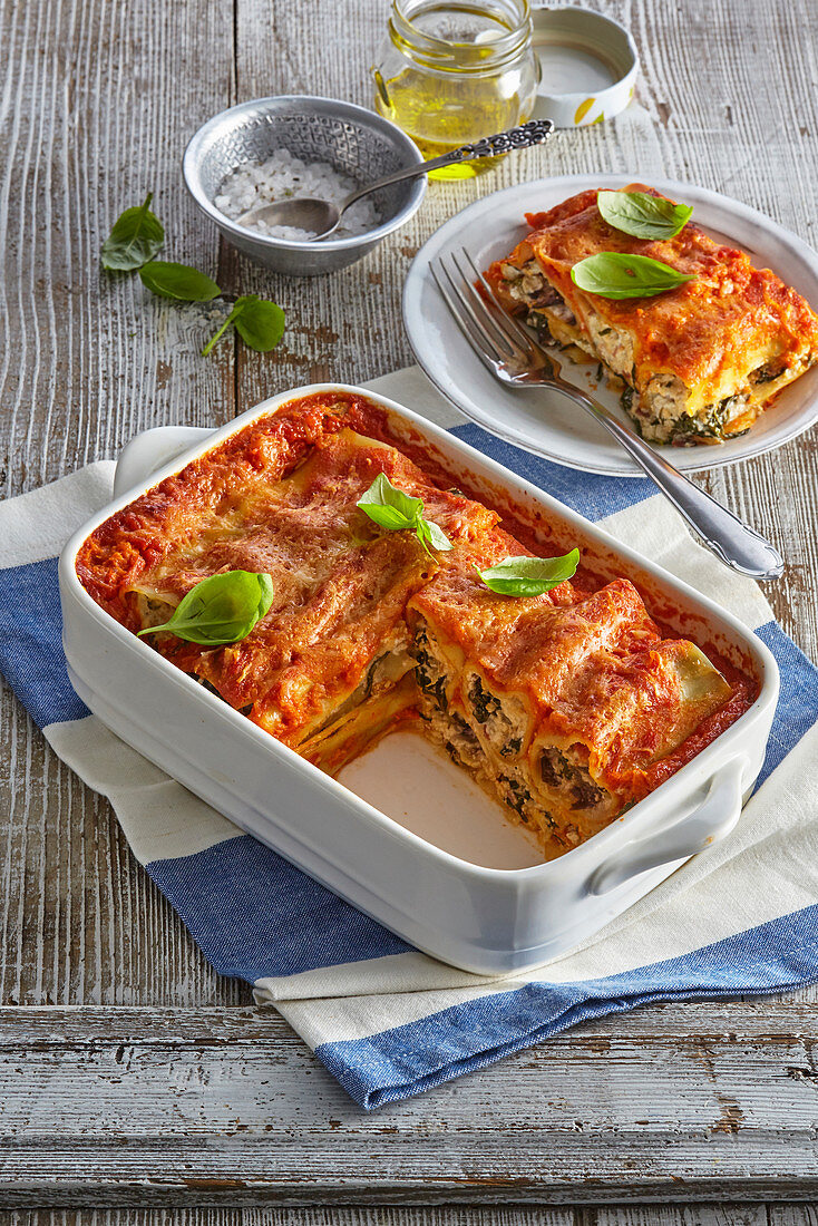 Cannelloni with tomato ragout