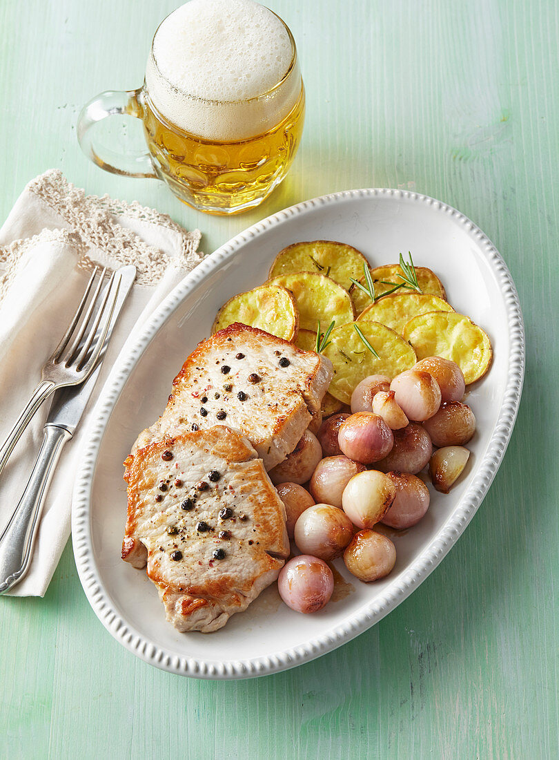 Caramelized shallot with pork chops and potato chips