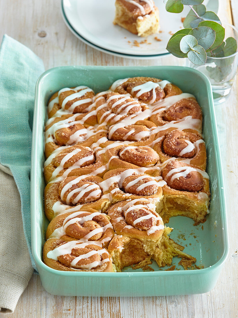 Coffee Rolls mit weißer Zuckerglasur