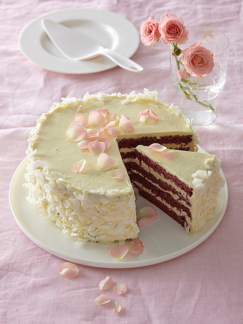 Festliche Kaffeetorte mit weißer Schokolade