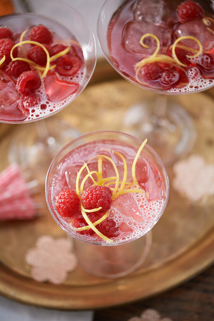 Pink-Lady-Cocktail aus Wodka, Himbeersirup und Rosé-Sekt