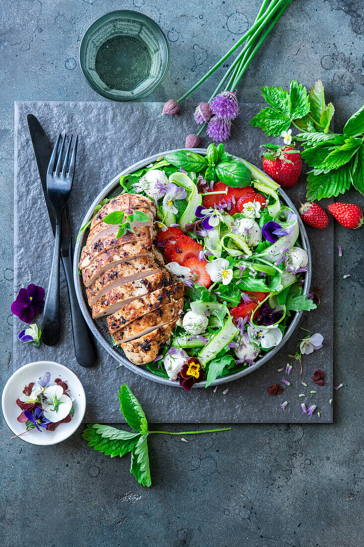 Gebratene Hähnchenbrust dazu Spargelsalat mit Erdbeeren