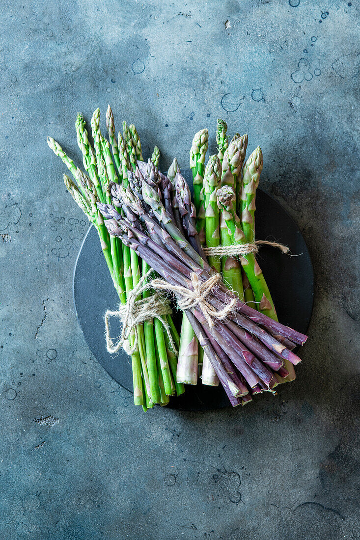 Frischer grüner und violetter Spargel