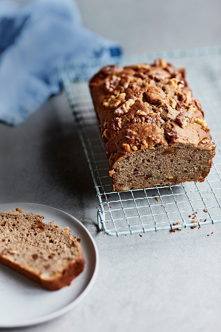 Bananen-Walnusskuchen, angeschnitten auf Abkühlgitter