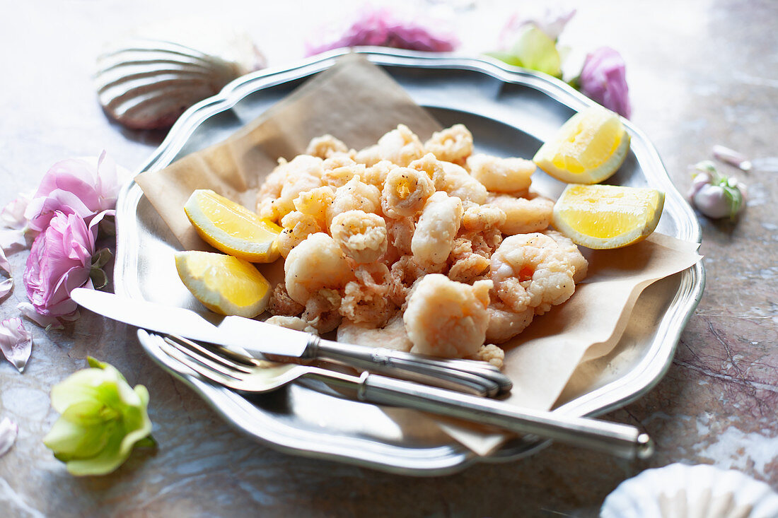 Fried prawns in butter with lemon