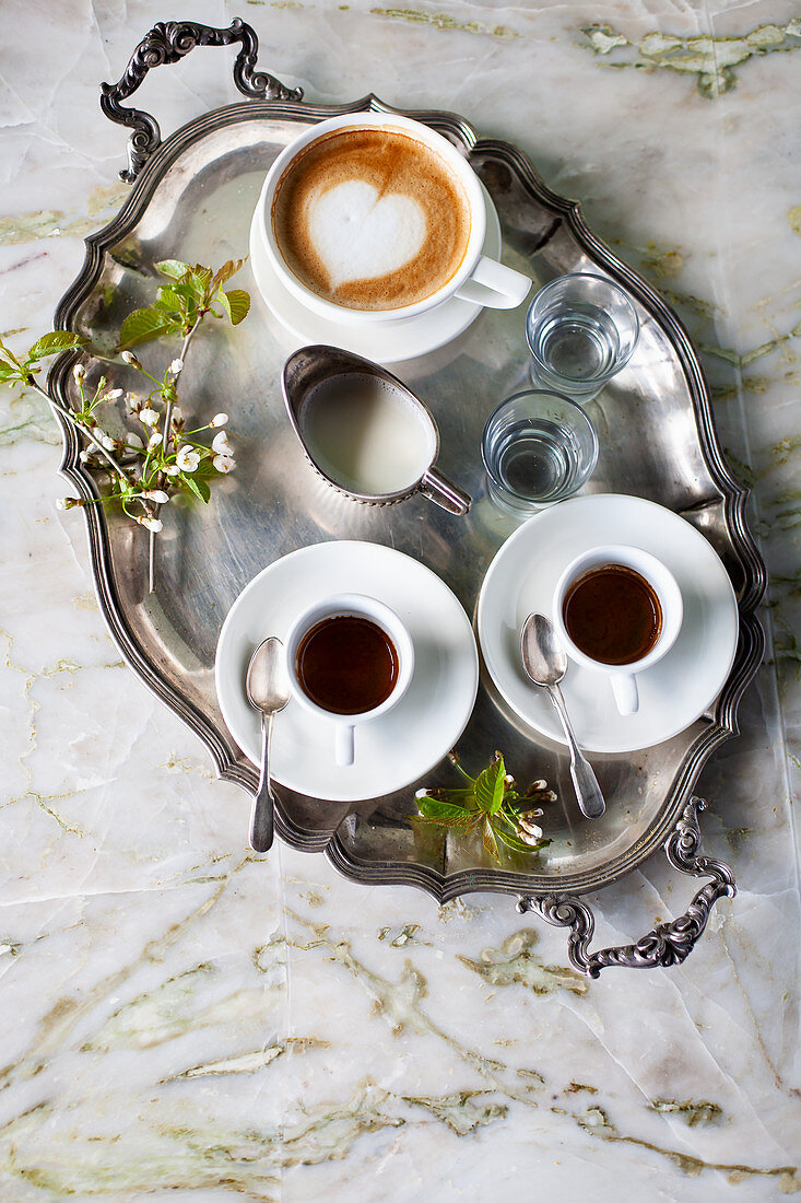 Cappuccino und Espresso auf Silbertablett