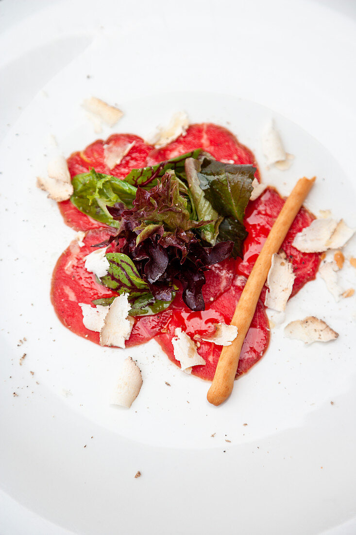 Beef carpaccio with Belper Knolle and breadsticks