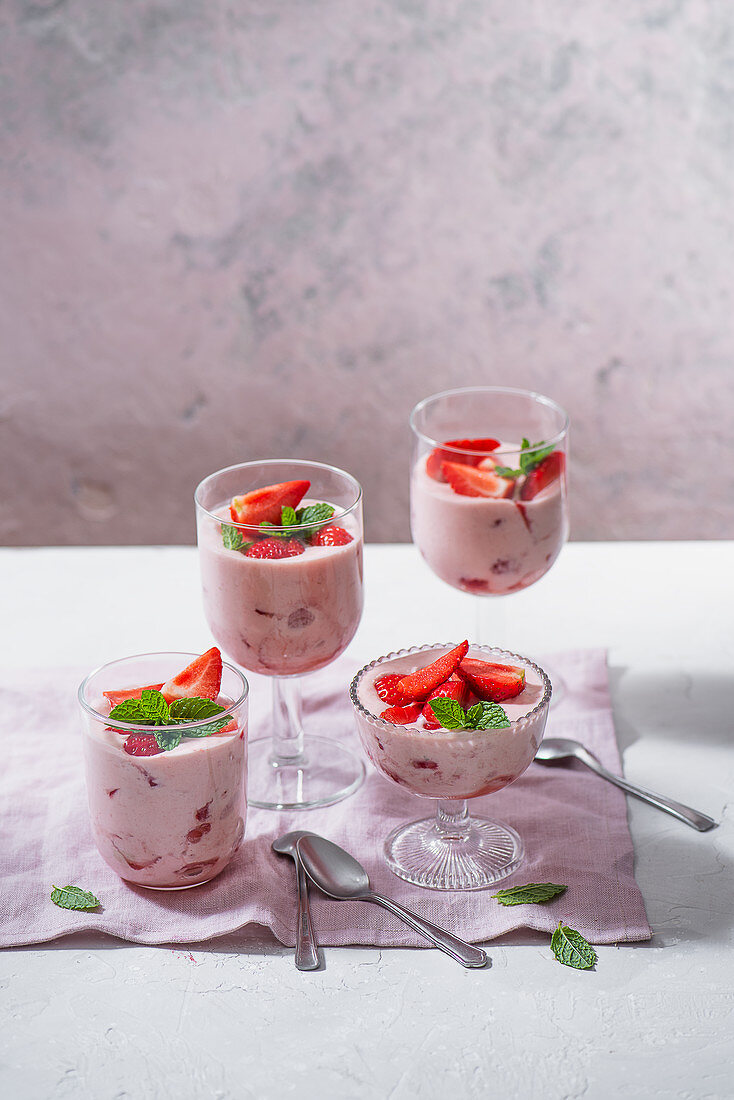 Erdbeermousse mit frischen Erdbeeren und Minze