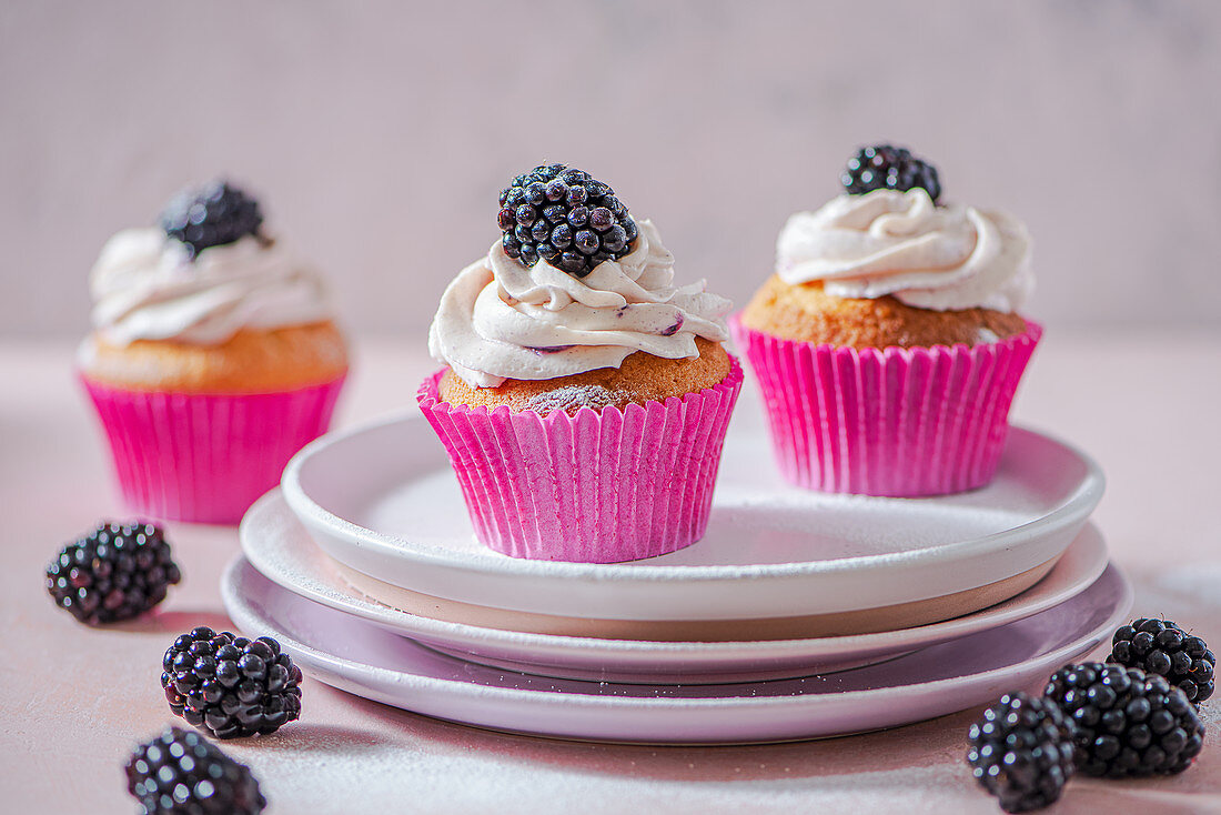 Cupcakes mit Brombeer-Frischkäse-Topping und Brombeeren