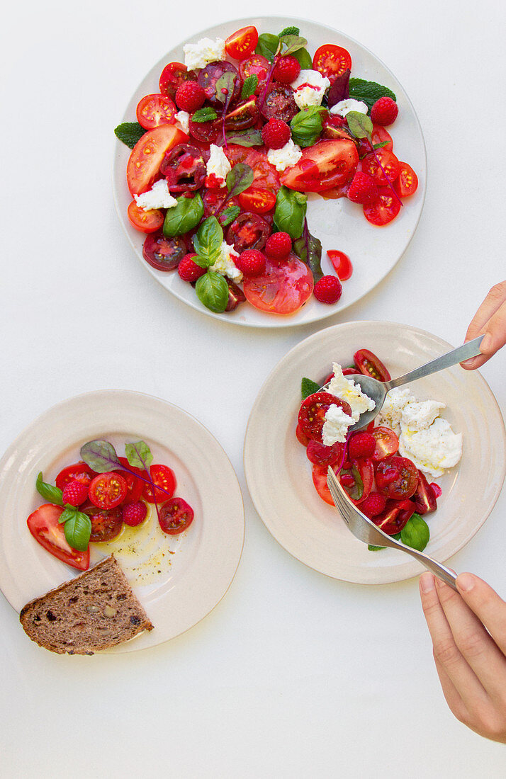 Caprese-Salat mit Himbeeren und roter Sauce