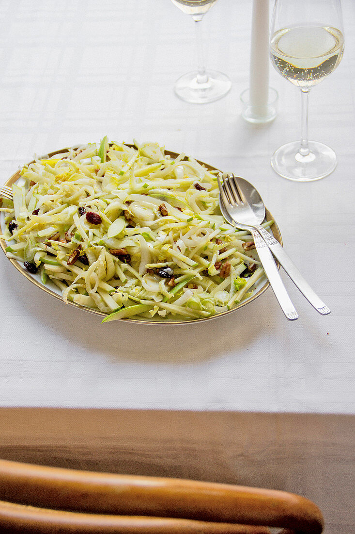 Veganer Endivien-Fenchel-Salat mt grünem Apfel und Cranberrys