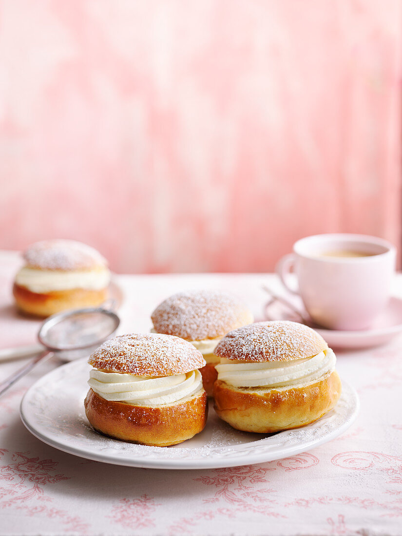 Semlor (Hefebrötchen mit Marzipancreme und Sahne, Schweden)